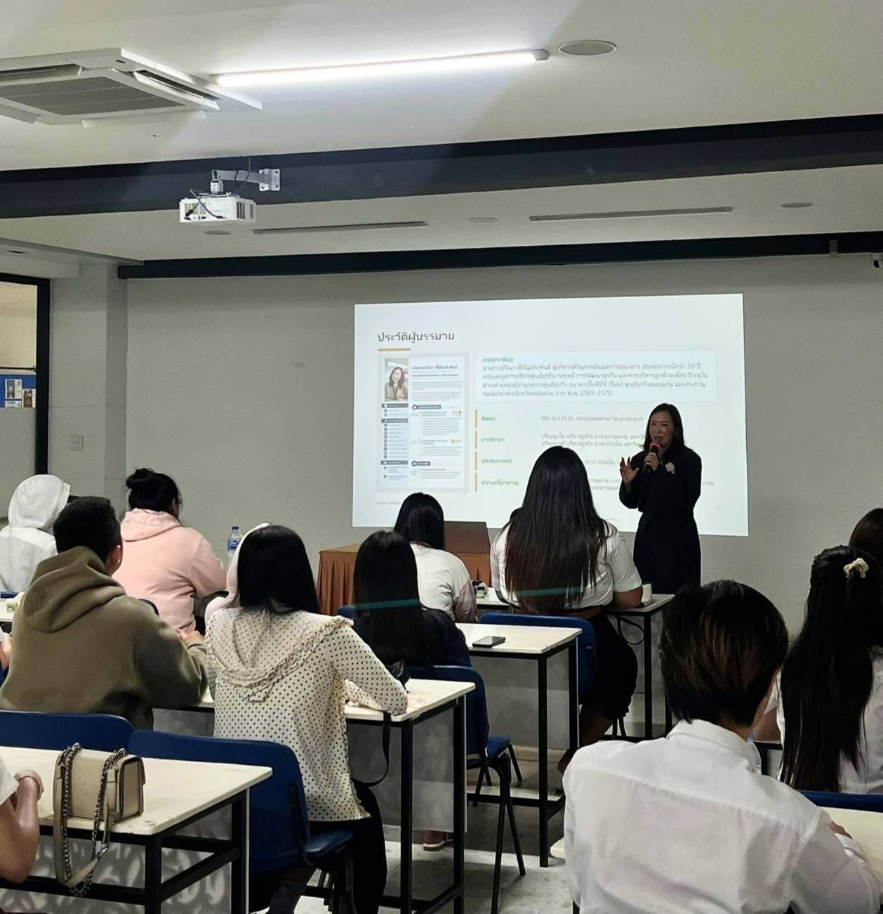 บรรยากาศการบรรยายและนักศึกษาที่เข้าร่วมรับฟังในห้องเรียน