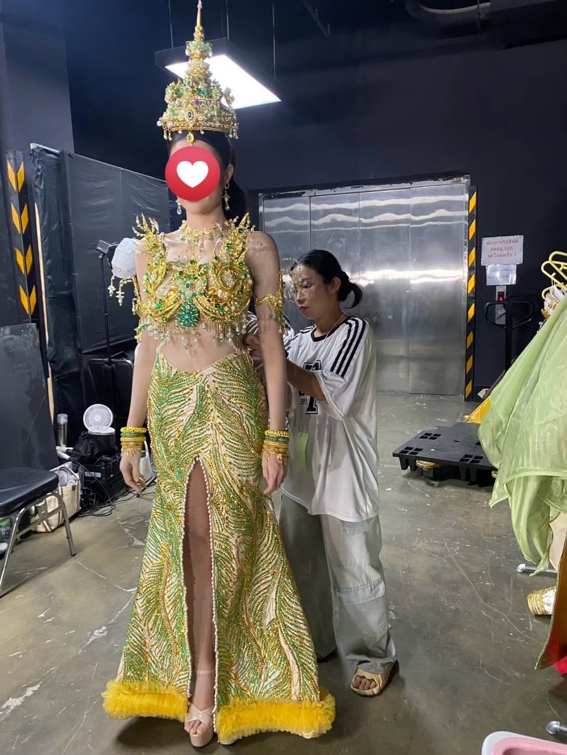 การช่วยจัดเครื่องแต่งกายในพื้นที่ปฏิบัติงาน